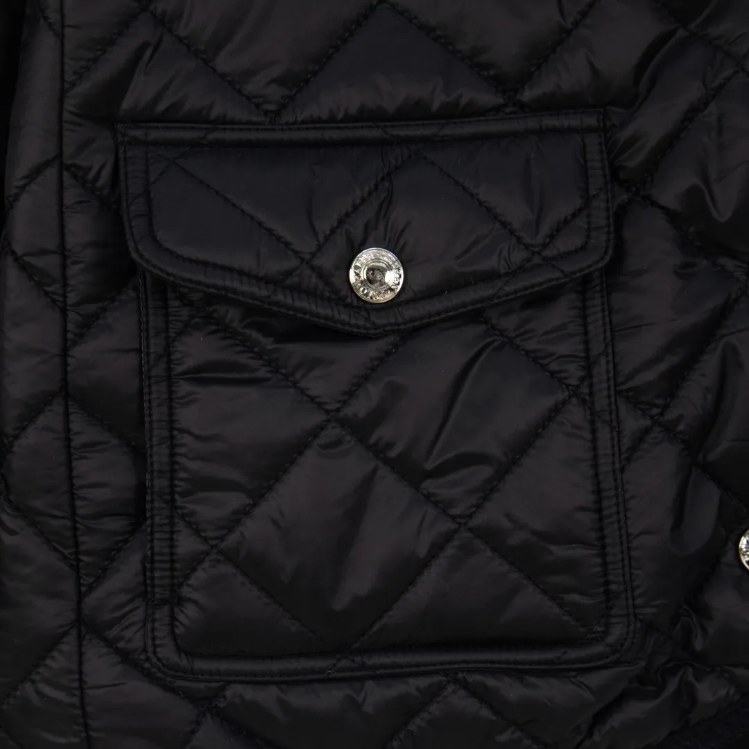 P390 zp version [Exclusive supply] Ralph Lauren/Ralph Lauren 2025aw autumn and winter popular items diamond-shaped quilted embroidered corduroy strips imitation feather jacket jacket Correct three-pocket version Slight waist design Free matching neckline ✅ Facial filling imitation feather cotton Three-in-one diamond-shaped quilted embroidery Soft and comfortable ✅ Customized double-circle brand hardware buckle back waist freely adjustable elastic design ✅ RL three-color diamond plaid cotton jacket 100% restoration Corduroy strips run through the whole body. No knots or overlaps. Artificial curling. Fine workmanship. Highly recommended. A rare cotton jacket that does not look bloated. Can be worn as an inner layer in the north. Wearing with multiple necklines. Elastic waistline at the back. Adjustable waistline. Matte memory technology gives the face a cotton feel. Not to be missed. Highly recommended. Color: black, white, gray green, khaki, navy. Size: S M L XL. Number: WW10948.